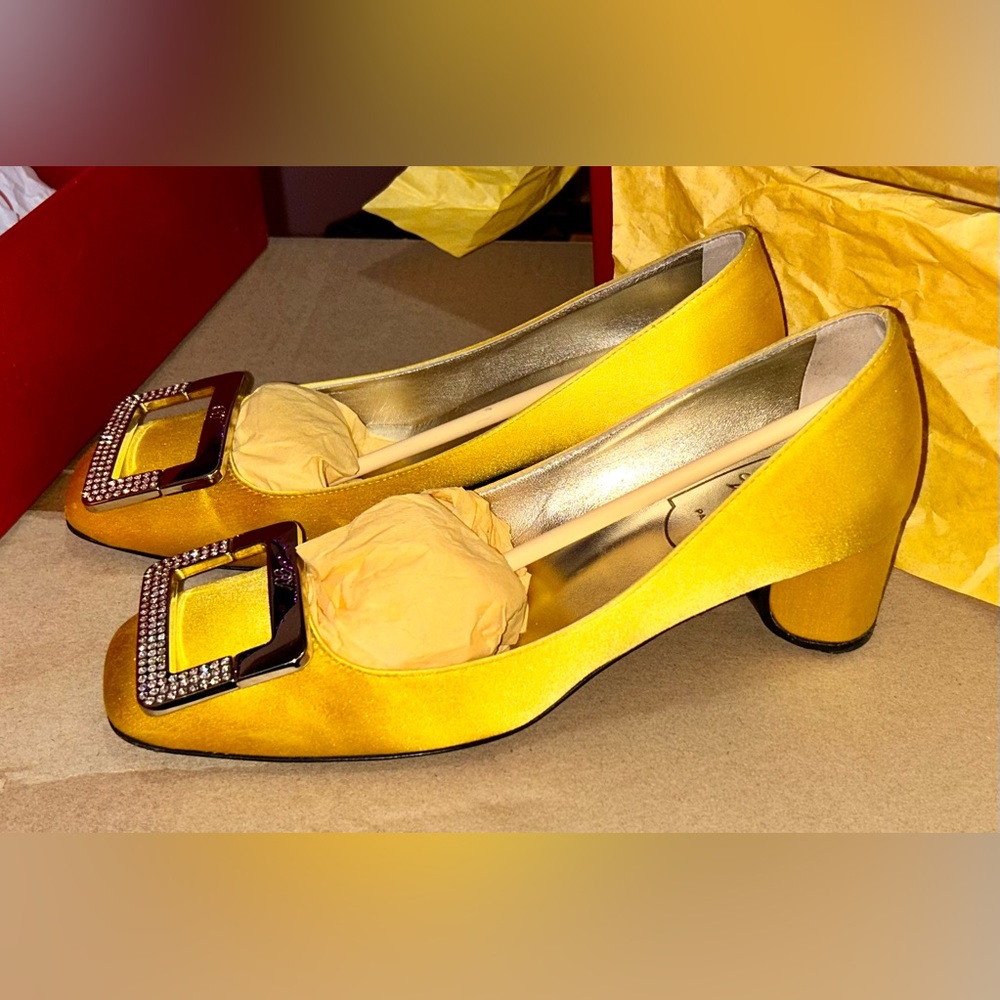 Roger Vivier Belle Vivier Pilgrim Buckle Pumps